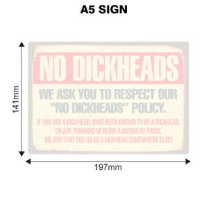 Op de afbeelding: A5-bord met de tekst "NO DICKHEADS" in een verweerde lettertype. Het bord meet 14,1 cm x 19,7 cm en bevat een beleidsverklaring. Het bord heeft een vintage, verweerde uitstraling.