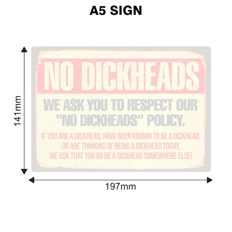 Op de afbeelding: A5-bord met de tekst "NO DICKHEADS" in een verweerde lettertype. Het bord meet 14,1 cm x 19,7 cm en bevat een beleidsverklaring. Het bord heeft een vintage, verweerde uitstraling.