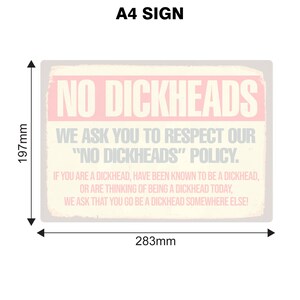 Op de afbeelding: A4-bord met de tekst "NO DICKHEADS" in een distressed stijl. Het bord meet 19,7 cm x 28,3 cm en bevat een beleidsverklaring. Het bord is een humoristische en directe boodschap.