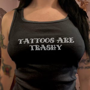 TATTOOS ARE TRASHY Tanktop - shirt met grappig gezegde, sarcastische zin mouwloos, cadeau voor tatoeageliefhebbers, vintage T-shirt, retro alt kleding