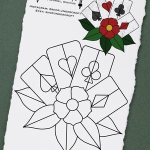 Patrón de vidriera de baraja de cartas. Inspirado en tatuajes. Descarga digital en PDF. Tradicional estadounidense. Flores rosas. Reina de corazones, as de picas