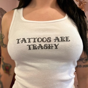 Tatoeages zijn een rommelige tanktop. GRATIS VERZENDING. Shirt met grappig gezegde, sarcastisch mouwloos, cadeau voor tatoeageliefhebber, vintage T-shirt, retro alt kleding