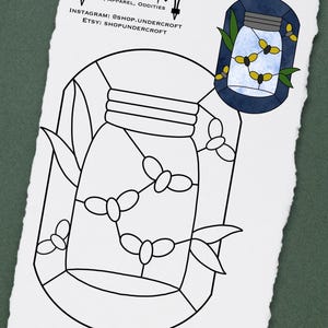 Op de afbeelding: Een zwart-wit illustratie van een pot met vuurvliegjes. De pot is zwart omlijnd, met een blauwe en gele pot in de rechterbovenhoek. De tekst "Vundercroft" en social media handles staan bovenaan.