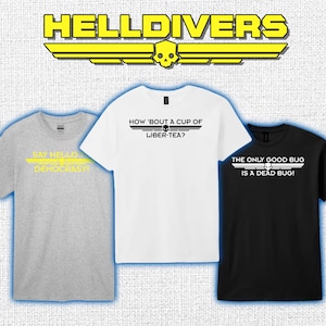 Puede incluir: Tres camisetas con el logo "HELLDIVERS". Las camisetas son grises, blancas y negras. La camiseta gris dice "SAY HELLO DEMOCRACY!". La camiseta blanca dice "HOW 'BOUT A CUP OF LIBER-TEA?". La camiseta negra dice "THE ONLY GOOD BUG IS A DEAD BUG!"