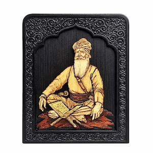 Puede incluir: Un relieve de madera enmarcado que representa una figura sentada con barba larga y turbante, vestida con una prenda amarilla. La figura se encuentra sobre un fondo negro dentro de un marco arqueado con detalles ornamentados. La talla es en tonos marrones y amarillos.