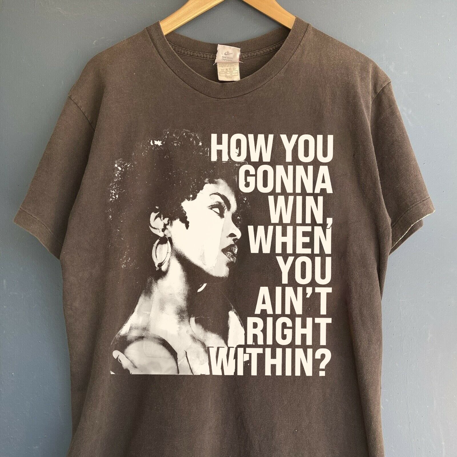 ローリン・ヒル Tシャツ：「How You Gonna Win」グラフィックTシャツ 