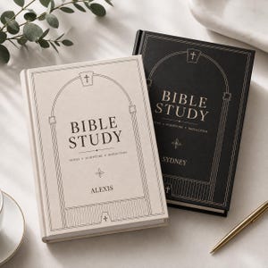 Puede incluir: Dos diarios de estudio bíblico de tapa dura, uno en crema y otro en negro, con arte lineal arquitectónico en arco de tono dorado, un icono de cruz y el texto BIBLE STUDY, NOTES, SCRIPTURE, REFLECTION. El diario crema está personalizado con ALEXIS y el negro con SYDNEY.