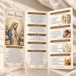 Puede incluir: Un folleto tríptico titulado The Holy Rosary que presenta una ilustración de la Virgen María, el Credo de los Apóstoles y varias oraciones, incluyendo el Padre Nuestro, Ave María, Gloria al Padre, la oración de Fátima y la Salve.