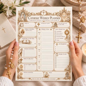 Puede incluir: Una hoja de planificador semanal católico con bordes dorados ornamentados, que incluye secciones para ofrendas semanales, escrituras, intenciones de oración y un horario diario. El texto incluye encabezados como Weekly Plan y Mass/Prayer Plan.