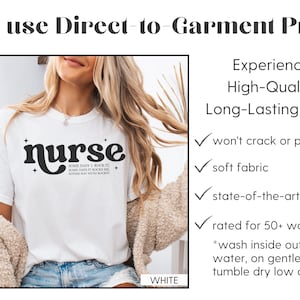 Pode incluir: Camiseta branca com a palavra "nurse" em uma fonte retr&ocirc;. A camiseta tamb&eacute;m tem o texto "Some days I rock it, some days it rocks me, either way we're rockin". A camiseta &eacute; feita com tecido macio e &eacute; classificada para mais de 50 lavagens.