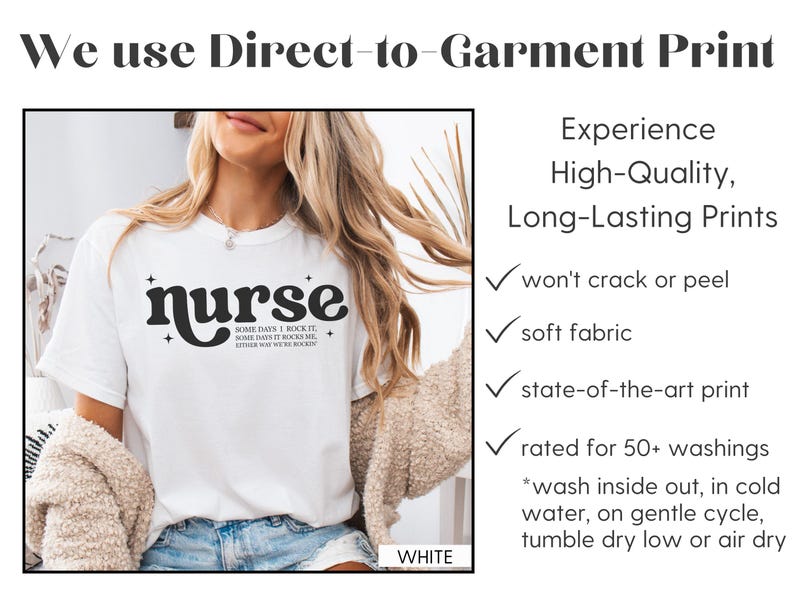 Pode incluir: Camiseta branca com a palavra "nurse" em uma fonte retr&ocirc;. A camiseta tamb&eacute;m tem o texto "Some days I rock it, some days it rocks me, either way we're rockin". A camiseta &eacute; feita com tecido macio e &eacute; classificada para mais de 50 lavagens.