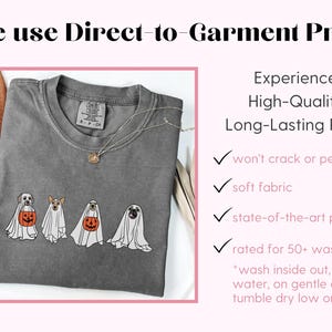 Puede incluir: Camiseta gris con un dise&ntilde;o de cuatro perros disfrazados de fantasmas, cada uno con una calabaza. La camiseta tiene el texto "We use Direct-to-Garment Print" y "Experience High-Quality, Long-Lasting Prints".