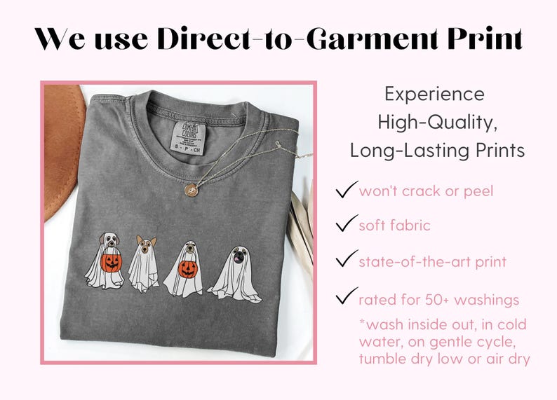 Puede incluir: Camiseta gris con un dise&ntilde;o de cuatro perros disfrazados de fantasmas, cada uno con una calabaza. La camiseta tiene el texto "We use Direct-to-Garment Print" y "Experience High-Quality, Long-Lasting Prints".