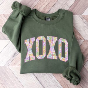Valentines Sweatshirt, XOXO Sweatshirt, Valentines Sweater, Cute Valentines Day Crewneck, XOXO Hearts Sweatshirt, Galentines Day Gift