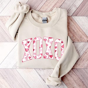 Valentines Sweatshirt, XOXO Sweatshirt, Valentines Sweater, Cute Valentines Day Crewneck, XOXO Hearts Sweatshirt, Galentines Day Gift