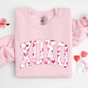 Valentines Sweatshirt, XOXO Sweatshirt, Valentines Sweater, Cute Valentines Day Crewneck, XOXO Hearts Sweatshirt, Galentines Day Gift
