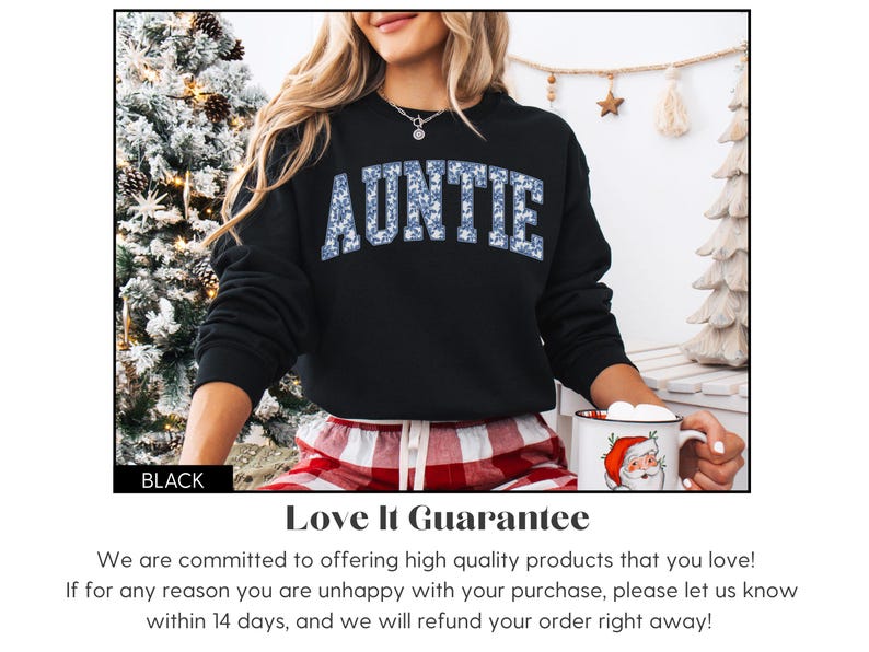 Peut inclure: Sweat-shirt noir avec le mot "AUNTIE" en motif floral bleu. L'image pr&eacute;sente un th&egrave;me de vacances. Une tasse blanche avec un motif de P&egrave;re No&euml;l est &eacute;galement visible.