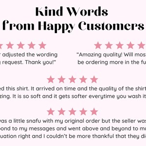 Puede incluir: Un fondo rosa claro con el texto "Kind Words from Happy Customers" en fuentes negras y rosas. Las rese&ntilde;as de los clientes se muestran con valoraciones de estrellas rosas y citas sobre la calidad del producto y el servicio al cliente.