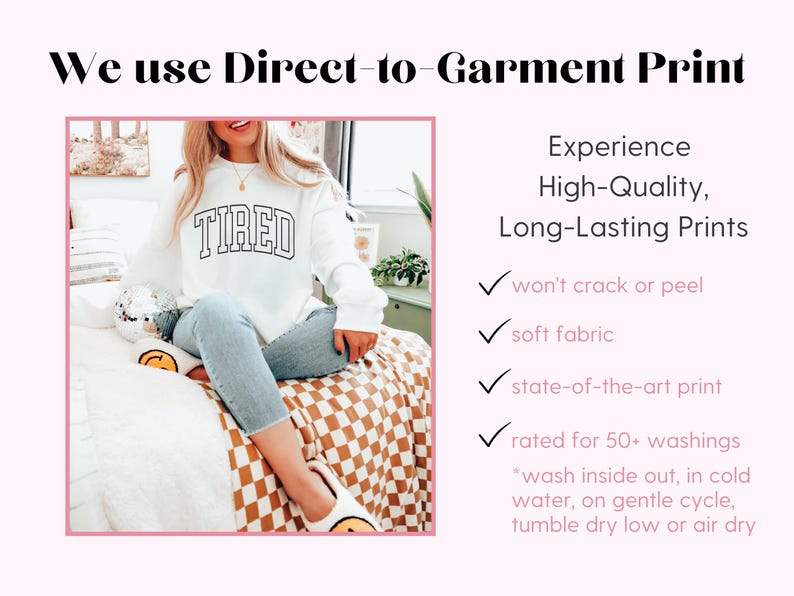 Pu&ograve; includere: Felpa bianca con la scritta "TIRED" in nero. L'immagine include anche il testo "We use Direct-to-Garment Print" e "Experience High-Quality, Long-Lasting Prints". L'immagine mostra una persona che indossa la felpa.
