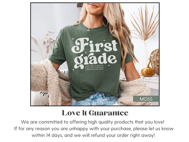 Puede incluir: Camiseta verde musgo con las palabras "First Grade" en una fuente retro. La camiseta tambi&eacute;n tiene el texto "Some days I rock it, some days it rocks me, either way we're rockin". La camiseta tiene un ajuste c&oacute;modo.
