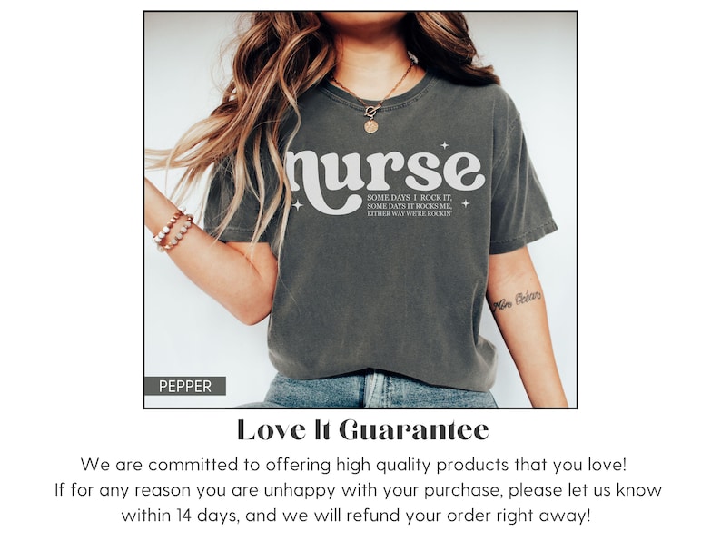 Pode incluir: T-shirt cinzenta escura com a palavra "nurse" em fonte retro branca. A camisa tamb&eacute;m apresenta o texto "SOME DAYS I ROCK IT, SOME DAYS IT ROCKS ME, EITHER WAY WE'RE ROCKIN". A camisa &eacute; de estilo casual.