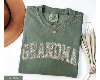 Comfort Colors Grandma Shirt, Floral Grandma, Pregnancy Reveal, Cute Grandma Tee, New Grandma Gift, Pregnancy Announcement, Gift for Grandma