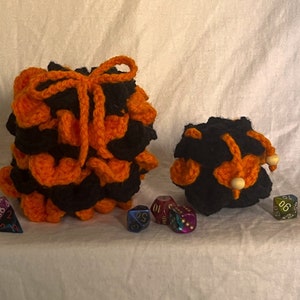 Gehäkelte Drachenwaage Würfeltasche - Schwarz und Orange