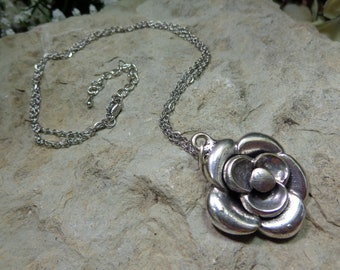 Collier à pendentif fleur en argent