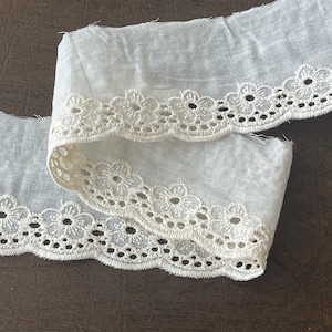 2,5 po. Dentelle florale naturelle à oeillets en coton Bordure florale festonnée à oeillets en lin naturel Dentelle peek-a-boo brodée délicate avec bordure en dentelle