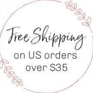 以下が含まれることがあります： 米国からの注文で35ドル以上の場合、送料無料。このグラフィックは、花柄の円と「米国からの注文で35ドル以上の場合、送料無料」というテキストを特徴としています。