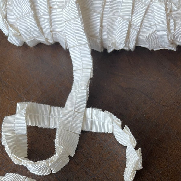 5/8" Vintage BOX PLEATED Reversible Soft Ivory Grosgrain Ribbon Novelty Ruffled Pleated Bridal sewing crafting