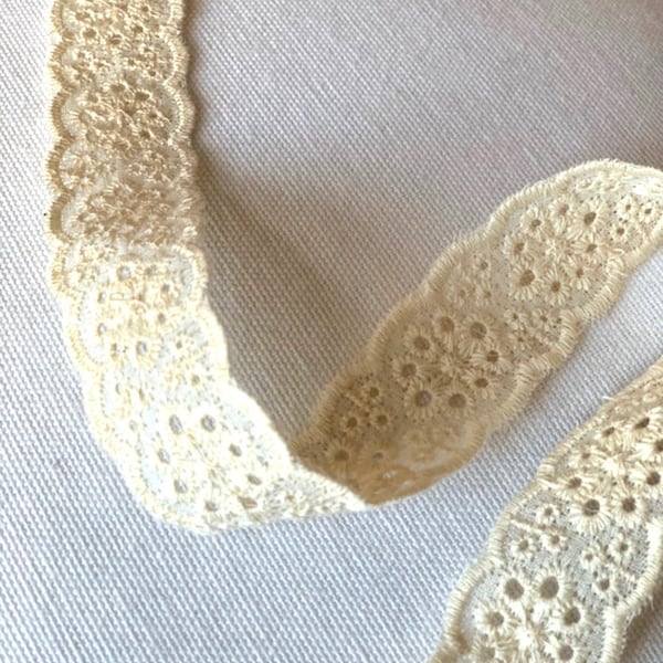 1" Vintage Cotton  Natural Scalloped Eyelet Floral Edge White, Dainty Embroidered Peek-A-Boo Lace Edge Detail, Knit Lace -