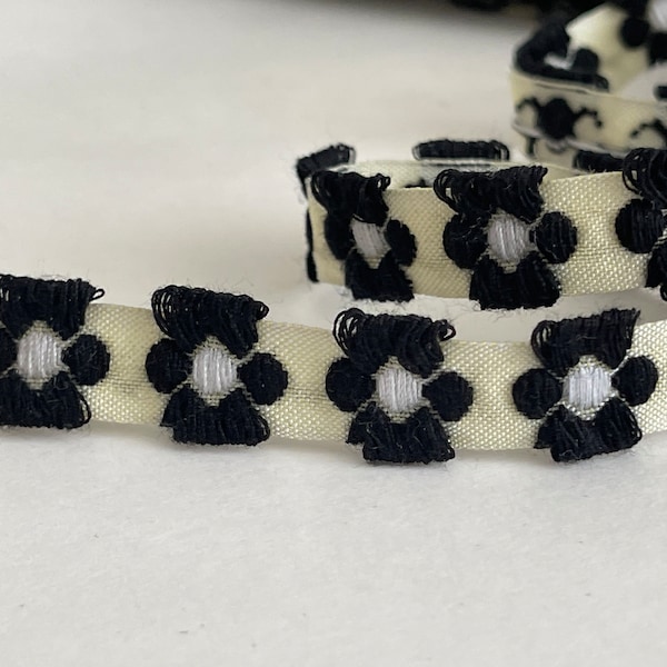 1/2" Vintage Natural Black Looped Knit Floral Woven Jacquard, Ribbon Trim, Natural Ribbon, Black, White Daisy Woven Ribbon