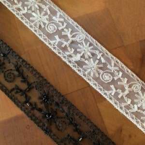 Cinta de organza bordada con cuentas de vidrio y lentejuelas de 1 1/8", color blanco y negro. Cinta elegante tejida y adornada.