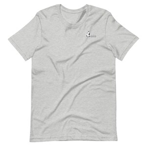 Könnte beinhalten: Ein hellgraues T-Shirt mit einer kleinen schwarz-weißen Grafik einer Person, die auf einem Stuhl sitzt, mit dem Text "BRB" darunter.