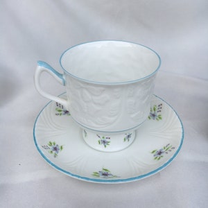 Coroa Staffordshire "Charmaine" Xícara de chá e pires Osso fino China Azul delicado floral em relevo detalhe fita azul claro presente algo azul