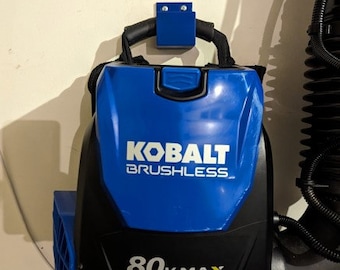 Könnte beinhalten: Ein blauer und schwarzer Akku-Laubbläser mit schwarzem Griff und blauem Gehäuse. Der Gebläse hat den Text "Kobalt Brushless 80V MAX" aufgedruckt.