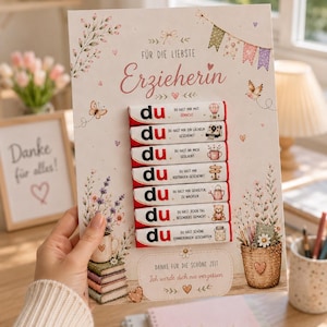 Könnte beinhalten: Eine rechteckige Karte mit dem deutschen Text 'FÜR DIE LIEBSTE Erzieherin' und sieben vertikal angeordneten Schokoriegeln. Jeder Riegel ist mit 'du' beschriftet, gefolgt von deutschen Sätzen und kleinen Illustrationen wie Ballon, Kamera und Teddy.