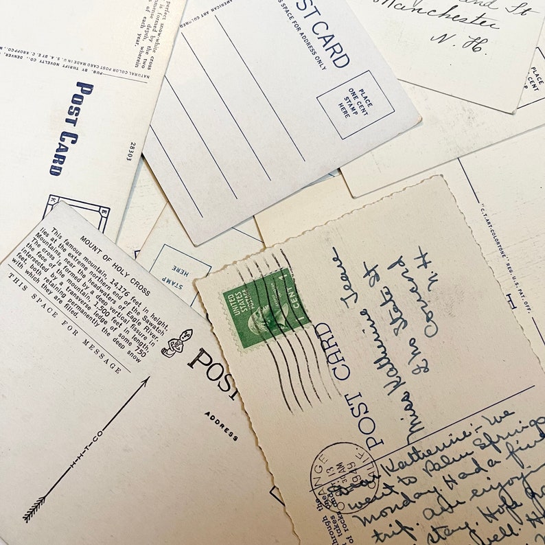 Puede incluir: Una postal vintage con un sello verde que muestra un retrato de George Washington. La postal est&aacute; dirigida a Miss Katherine Jeare, 2 Howard St, Keene, NH. El mensaje en la postal dice: "Lo estoy pasando genial. Fui a Valentine Springs el lunes. Tuve un viaje estupendo. Todos lo est&aacute;n pasando muy bien. Espero que est&eacute;s bien. Con cari&ntilde;o, Katherine."