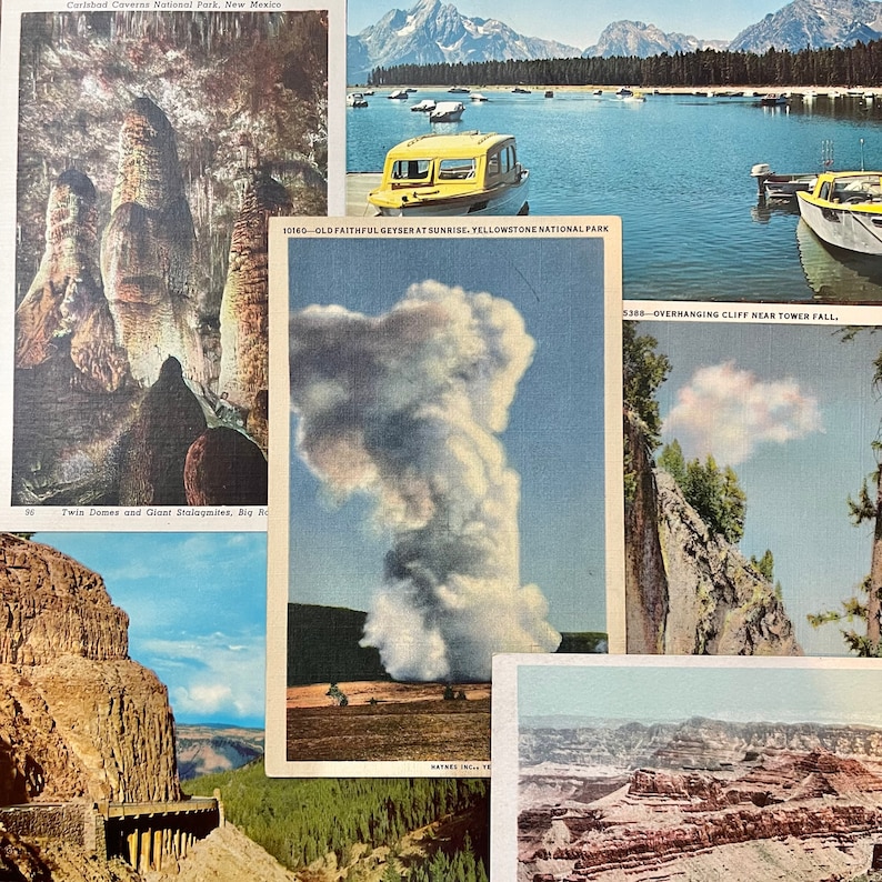 Puede incluir: Una colecci&oacute;n de postales antiguas con vistas panor&aacute;micas de parques nacionales. Las postales muestran un g&eacute;iser en erupci&oacute;n, un acantilado con vistas a una cascada, una cueva con formaciones rocosas y un lago con monta&ntilde;as en el fondo. El texto de las postales incluye los nombres de los parques y las ubicaciones de las caracter&iacute;sticas.