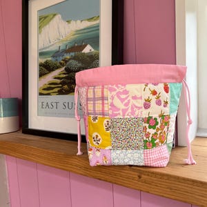 Mellanstor projektväska med lapptäcke | Quiltad väska med dragkedja för stickning, virkning och sömnad | Handgjord present till henne | Klar för leverans