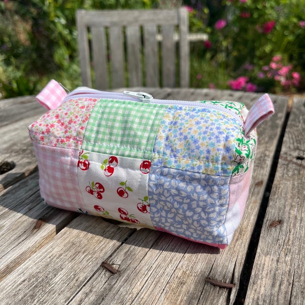 Handgemaakt mini-patchworkprojectzakje | Handgemaakte gewatteerde tas met rits | Make-uptasje, knutselzakje, cadeau voor haar MADE TO ORDER