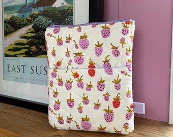 Custodia per e-reader Kindle e Kobo trapuntata a forma di fragola fatta a mano con fodera rosa e tasca per accessori / Custodia estetica per Kindle e Kobo / Fatta a mano nel Regno Unito