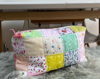 Ręcznie robione duże pudełko-woreczek/kosmetyczka z patchworku
