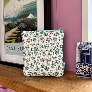 Custodia trapuntata fatta a mano per e-reader Kindle e Kobo con fodera blu e tasca per accessori / Custodia estetica per Kindle e Kobo / Fatta a mano nel Regno Unito