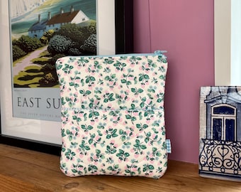 Custodia trapuntata fatta a mano per e-reader Kindle e Kobo con fodera blu e tasca per accessori / Custodia estetica per Kindle e Kobo / Fatta a mano nel Regno Unito