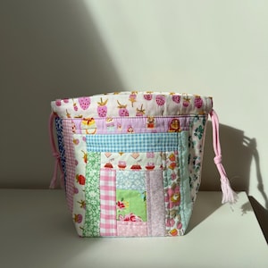 MEDELSTOR lapptäcke quiltad projektvirkad stickväska / necessär