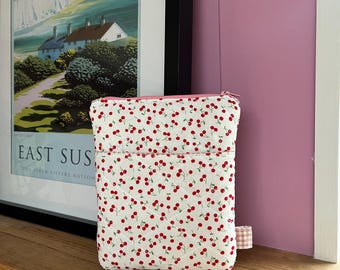 Funda acolchada con diseño de cerezas para Kindle y Kobo, hecha a mano, con forro rosa y bolsillo para accesorios. Funda estética para Kindle y Kobo. Hecha a mano en el Reino Unido.