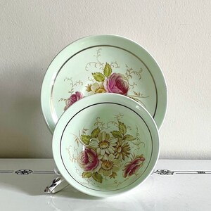 Vintage PARAGON Double Warrant Green Pink Roses Daisy Tea Cup And Saucer