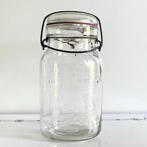 Bannière vintage fantaisie en relief sur pot Mason en verre transparent